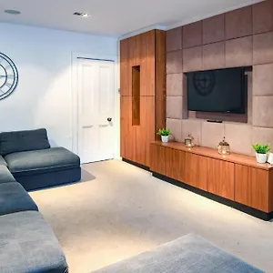 https://the-gillygate-gathering-city-centre-sleeps-up-to-18.yorkshirehotels.net